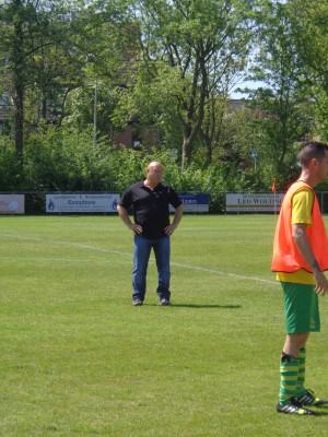 Trainer Henk Brandt bekijkt vol vertrouwen de warming up van 'zijn' Leidse jongens.