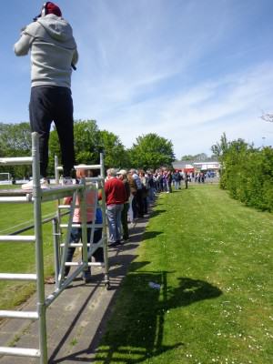 Naast cameraman Miguel van deze voetbalwebsite waren er ongeveer 350 supporters op deze voetbalkraker af gekomen