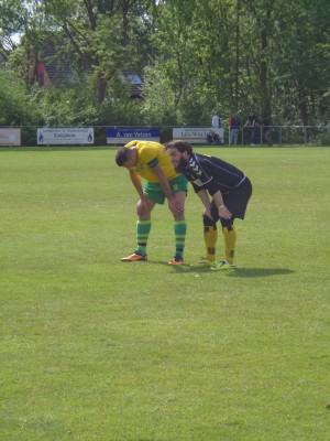 Een moment van bezinning voor Boudewijn Kamphues en zijn 'schaduw' van UDO, Öczan Bayram in de laatste fase van het duel