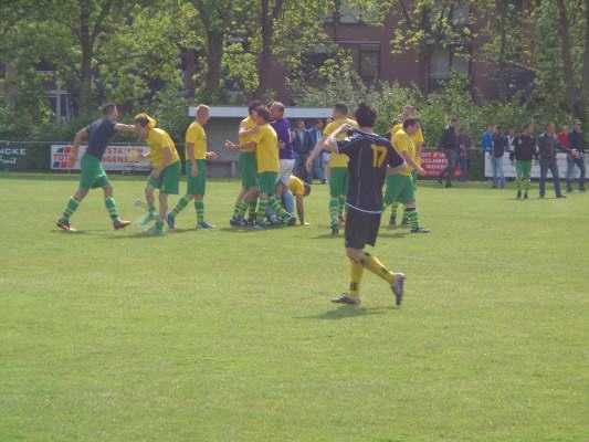 Een emotionele ontlading bij de spelers en staf van FC Rijnland na de zwaar bevochten 1-0 zege op UDO