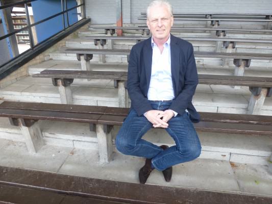 Mat de Tombe nog op de oude, nostalgische UVS-tribune. Een deels nieuw complex komt er aan..