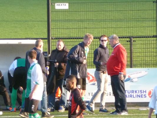 Trieste aftocht voor de al niet okselfrisse Ruud van der Sar. De hamstring gooit roet in het eten..