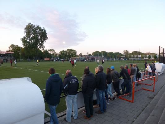De aanhangers van Woubrugge kwamen van een koude kermis thuis. Staat enkel de achterdeur nog open??