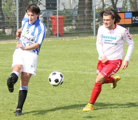 Kenneth Maaskant verstuurt een pass, Zoey de Jong kijkt toe