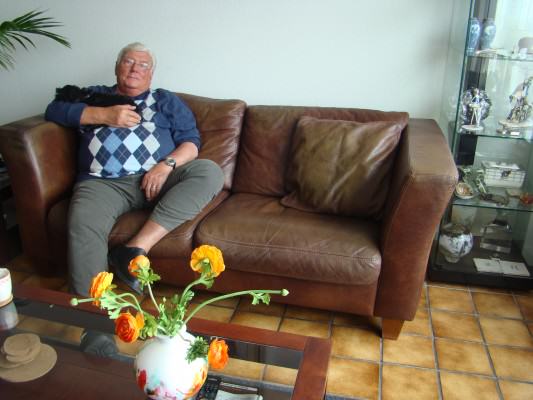 Gul en gevoelig. Wik van den Wijngaard, met Saartje in zijn armen, volgt al een levenlang de thuis- en uitwedstrijden van ‘zijn’ RCL