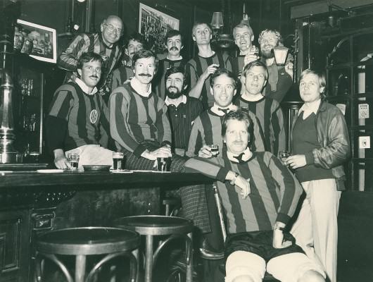Dat ASC een gezellige club is, bewijst deze foto. Chris Oppenheimer (links boven) bekijkt de situatie met instemming.