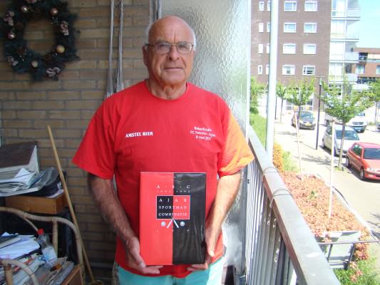 Chris met het boek dat ASC uitgaf ter gelegenheid van het 100-jarig bestaan.