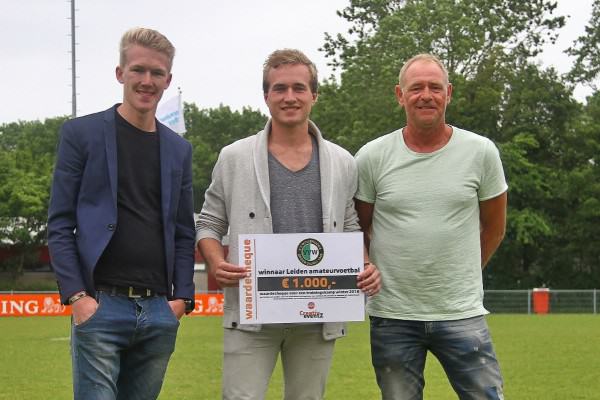 Van links naar rechts: Leon de Jong (CreativEventZ), Sven Tourné (doelman Woubrugge) en Arie van Duijn (trainer Woubrugge)