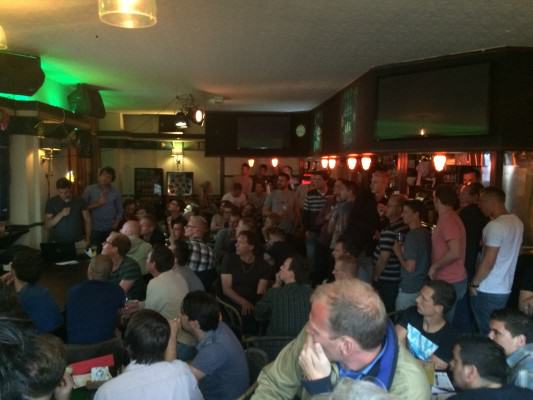 Een dolle boel in de pub. Een aftrap voor meer Leidse VoetbalQuizzen!!