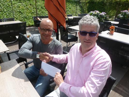 Remco Mentink namens Leidenamateurvoetbal.nl overhandigt de enveloppe aan Wim Korndoffer van Stichting Juul