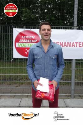 Genoeg reden om te lachen voor Boudewijn Kamphues. Promotie met FC Rijnland en in de prijzen bij Leidenamateurvoetbal.nl