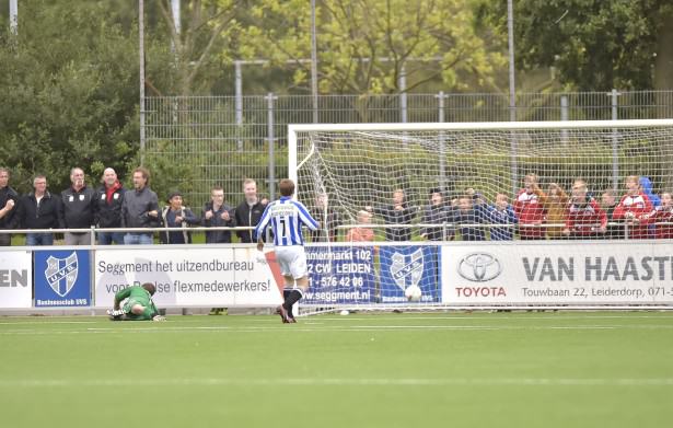 RCLscoort in de Kikkerpolder. Nadat de blauwwitten vroeg met tien man kwamen te staan, werd het uiteindelijk 2-3.