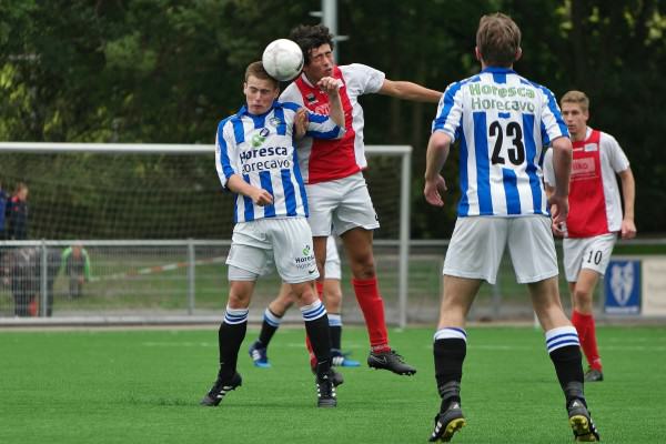 Jongeling Jessin Kharbouch (19) wint luchtduel van Bart van der Weijden. Robin Brasker was de Benjamin van het veld (18).