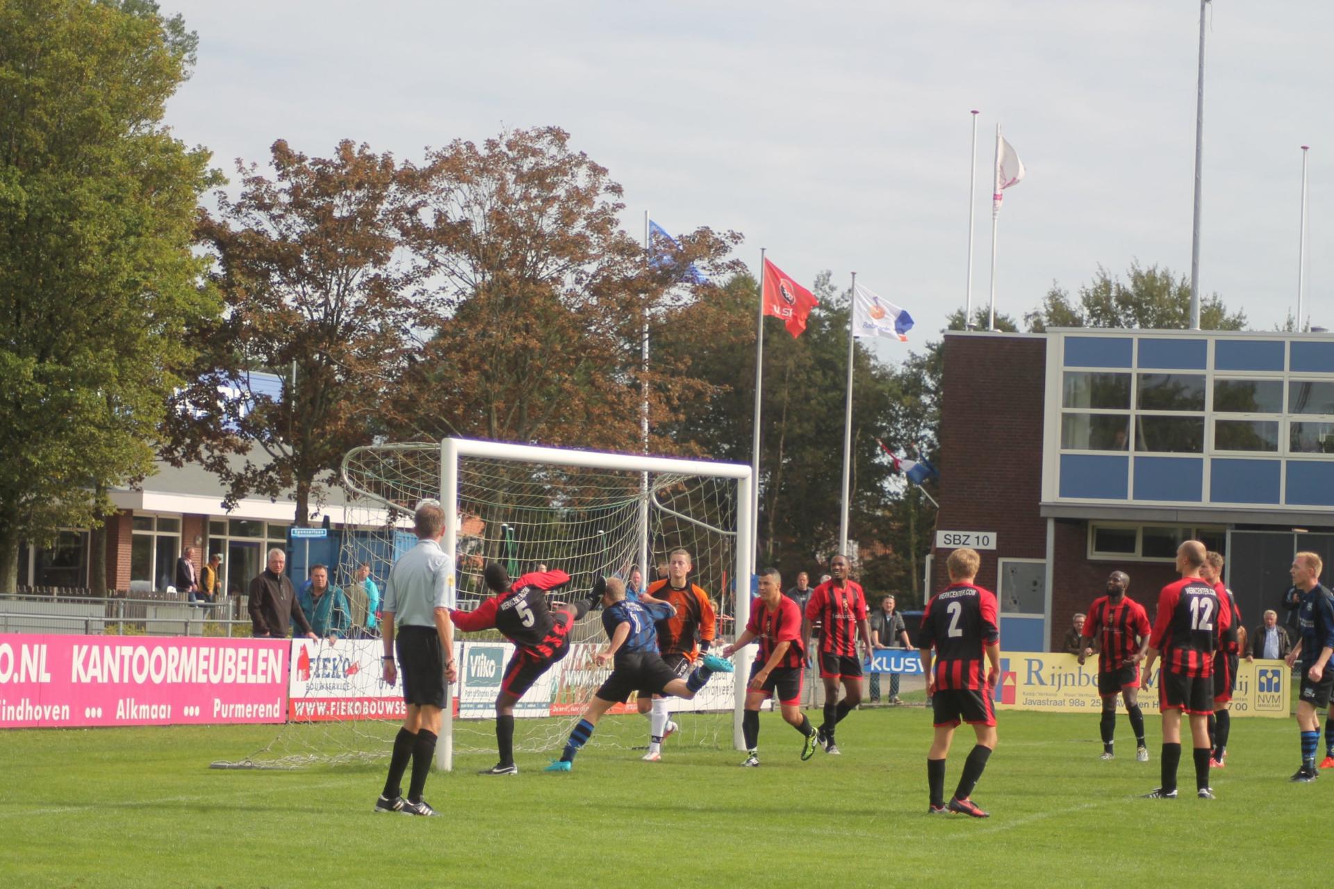 De 1-1 van Stuart Hooymans in de maak (foto met dank aan Blauw Zwart)