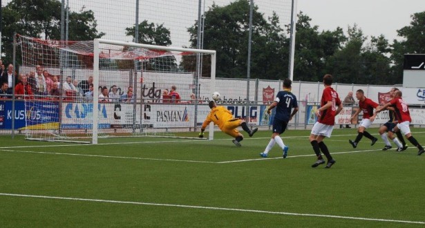 De 2-1 voor de thuisploeg is een feit. A Noek kan een prima voorzet binnen werken.