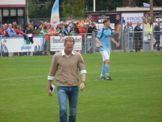 Frank Bloemheuvel voor aanvang van de tweede helft, waarin het enige doelpunt werd gescoord.