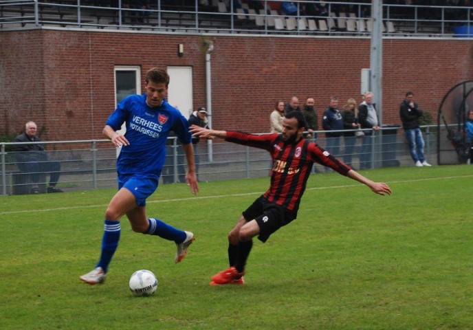 Gert Labots vect duel uit met Vlaardingse verdediger