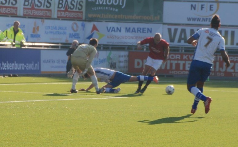 Martijn Tjon A Noek doet er lang over, maar is uiteindelijk de maker van de 2-0