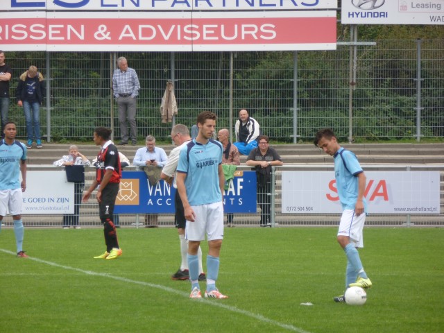 Richard Guffens met Jim van der Krogt aan de aftrap voor de tweede helft tegen ARC (1-0)