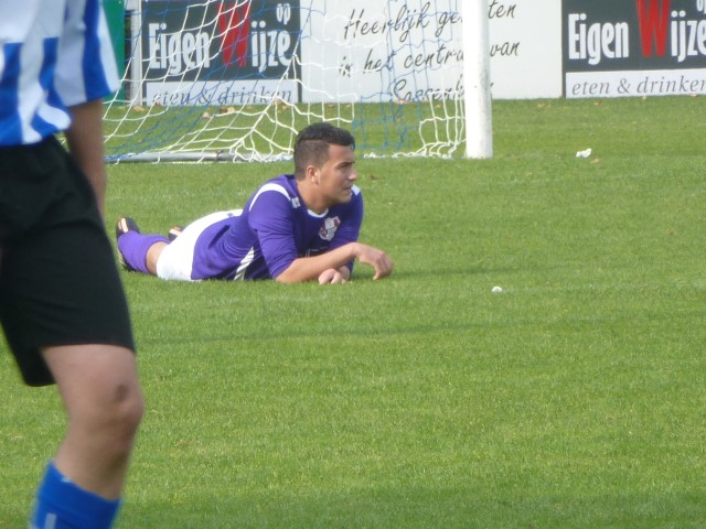 Een speler van Escamp, hier vlak voor tijd, lijkt zich gewonnen te geven