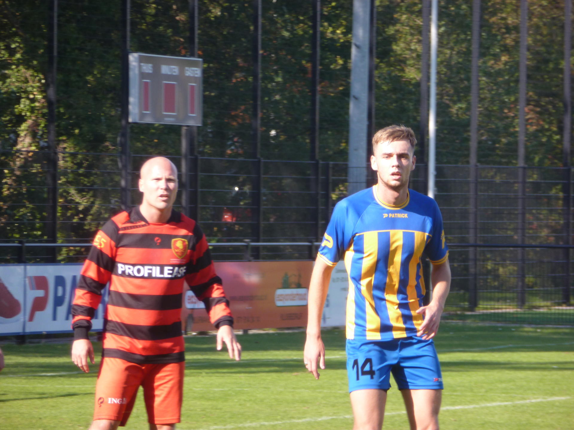 Mike Bekooij scoorde het eerste doelpunt voor de Leideanren. Nic van Wordragen, ex-Noordwijk, kon daar niets aan veranderen.
