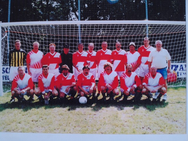 Als coach van een team bestaande uit bekende Leidenaren. Op de foto onder meer Mat Keereweer, Ruud de Groot, Wout Holverda, Bennie Heemskerk, Bert Jansen, Gijs Collee en Ad van Kaam, de helaas veel te vroeg overleden sportverslaggever van het Leidsch Dagblad.