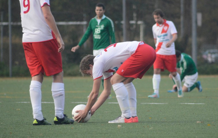 Melvin van Gent gaat aanleggen voor de 0-3..