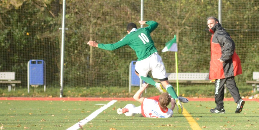 Leroy Brooks en Rowin Peet duelleren. DoCoS won vooral in de eerste helft menig onderling duel.