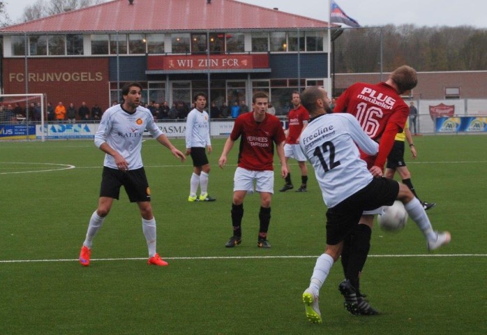 Verbeten duel in de zestien. FC Rijnvogels is verder dan vorig seizoen concludeerde Hein van Heek terecht.