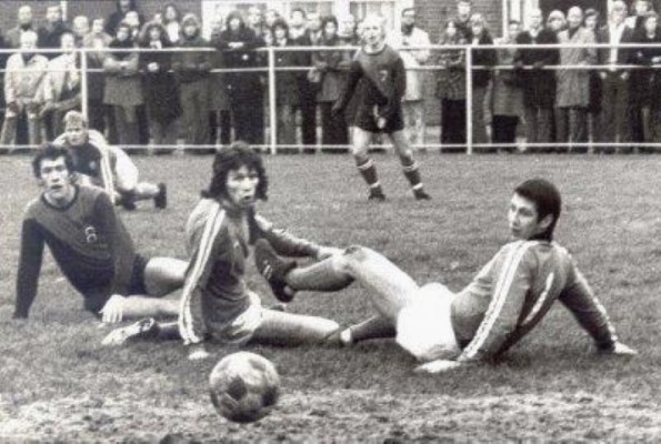 •LenS – Olympia – 27 november 1972. Ruud Fortman (midden streepshirt). De bal gaat naast. Let op de lange haardracht. Populair in die tijd.