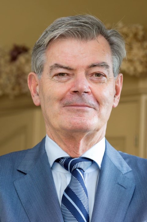 De achteruit lopende Martin van Rooijen tuimelde over de afrastering en belandde in de sloot.