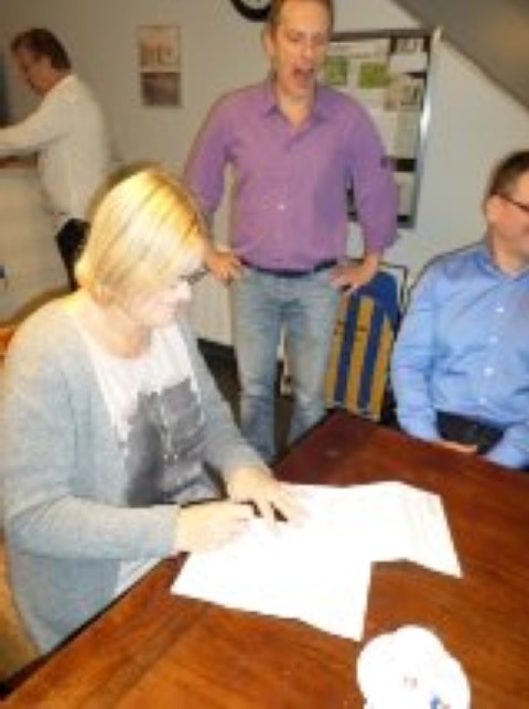 Bestuurslid Astrid Dreef ondertekent het contract