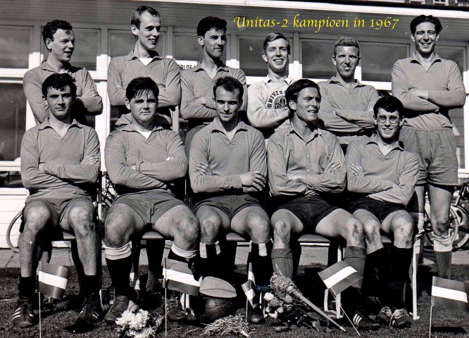 •Unitas-4 – Kampioenselftal 1967. Staand vlnr: Arre Fockema Andreae, Pieter Winsemius, .?. , Arthur Huygens, Cees Schuyt en Jan Mieremet; zittend vlnr: . ?. , Jaap Vriesendorp (aanvoerder), Anton Varekamp, Laurent den Holland en Johan Trijzelaar. Niet op de foto: doelman Paul Hamaker en voorzitter Onvlee.