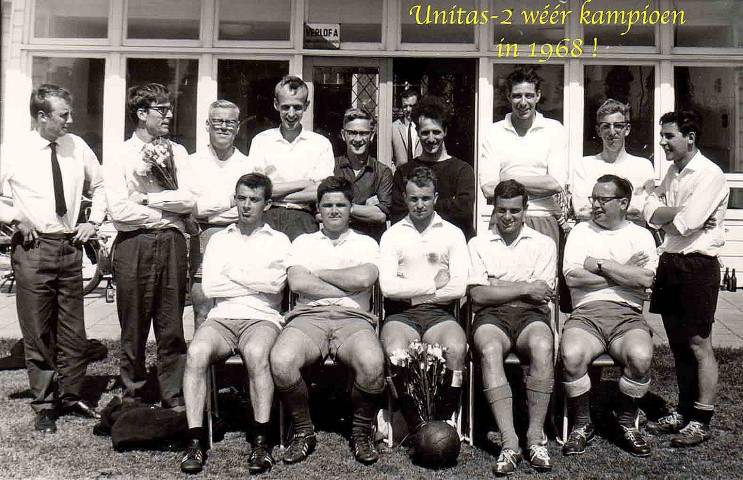 •Unitas-4 – Kampioenselftal 1968. Staand vlnr: Willem Veenhoven, Laurent den Hollander (met bloemen), voorzitter Onvlee, Pieter Winsemius, Cees Dorrepaal, Paul Hamaker (doelman), Jan Mieremet, Cees Schuyt en Paul van Wersch; zittend vlnr: .?. , Jaap Vriesendorp (aanvoerder), Anton Varekamp, Piet de Haas en Piet van Egmond (bediende op Sociëteit Minerva).