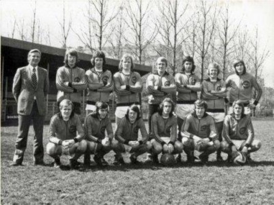 De hoofdmacht van LenS 1975 – 1976. Staand links trainer Wim Andriessen (ooit een speler van Ajax). Ruud, staand 3e van links.