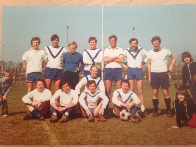 Het kampioensteam 1975-1976 van Unitas 4. Staand v.l.n.r.: Anthony van der Ingh, Martin van Rooijen, Paul van Egmond (doelman), Eric de Boer, Har Meijer (aanvoerder), Maarten Nubé en Patrick Trijzelaar; zittend vlnr: Hans Reints, Arnold van der Capellen, Anton Varekamp, met Menso Nubé voor hem, en Lodewijk Kallenberg.