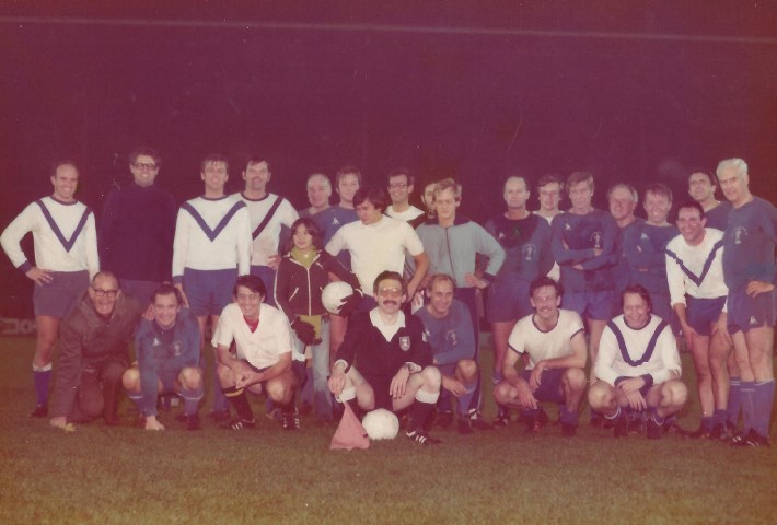 De kampioenen zijn te gast in het Olymische Stadion. Op deze heilige grond werd in 1976 een erewedstrijd gespeeld tegen oud-internationals. Staand onder anderen vlnr: Anton Varekamp, GVAV-doelman Otto Roffel (directeur Olympisch Stadion), Eric de Boer en Martin van Rooijen; 6e, 7e en 8ste Anthony van der Ingh, Har Meijer (aanvoerder) en Paul van Egmond (doelman), Lodewijk Kallenberg (2e van rechts); gehurkt: 6e en 7e van links: Patrick Trijzelaar en Hans Reints. De ‘lichtwedstrijd’ was geregeld door Martin van Rooijen, toen voorzitter Sectie Betaald Voetbal KNVB.