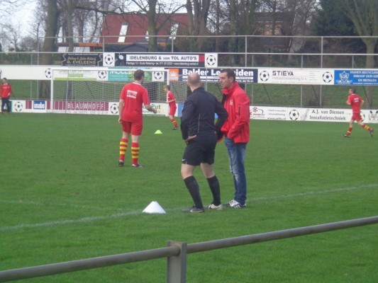 Trainer Ronald Mink spreekt vooraf scheidsrechter Vlek gemoedelijk toe