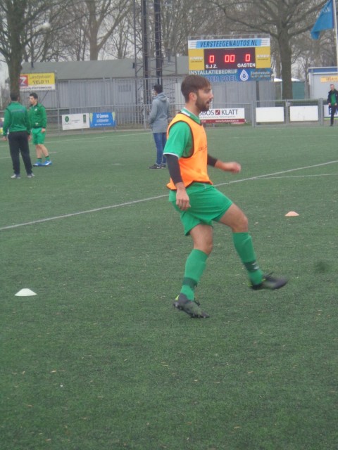 De niet-jubilaris Frank Willemse van SJZ is fanatiek bezig bij de warming-up