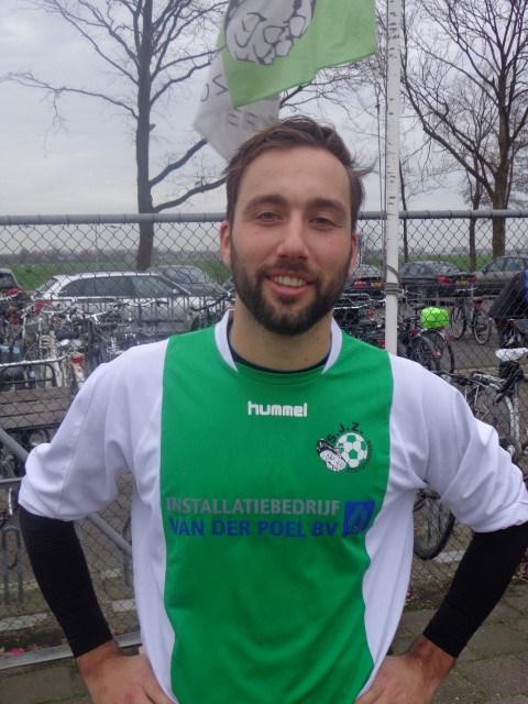 Frank Willemse, de zeer balvaste spits van SJZ, was geen jubilaris maar scoorde wel zijn 41e goal in zijn 149e wedstrijd voor SJZ