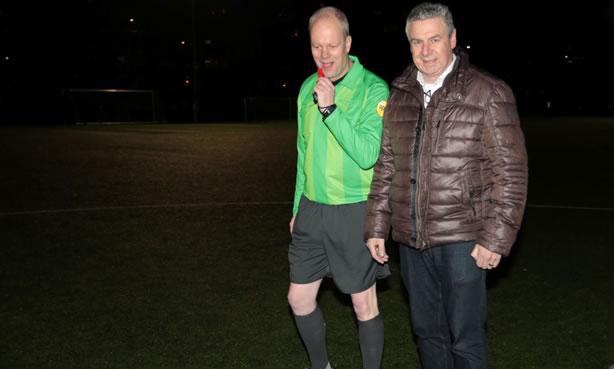 Onder toeziend oog van scheidsrechter Arie Koeman trapt Tom Holswilder af. Het toernooi kan beginnen