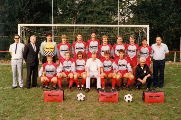 De Sleutels, seizoen 85/86. Staand van links naar rechts: Ger Scheffer (teamleider), Piet Kooreman (sponsor), Rob (aanvoerder), Leo Compeer, Marcel Groenendijk (broer van), Peter Boot, Ronald Guldenmeester, Ton Schreuder, John van den Berg, Danny Minnema, verzorger Ger. Zittend van links naar rechts: Hans van Eijgen, Robert van der Mark, John van de Wetering, Jan van Bemmelen (trainer), Paul de Vos, Jacques Steenbergen, Bert van Wetten (verzorger).