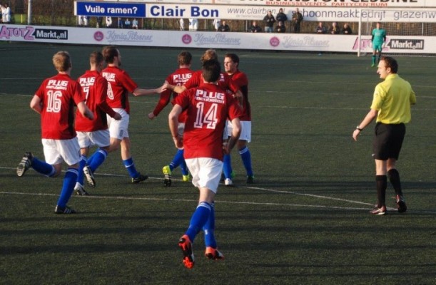 Pieter van der Breggen (nummer 16) in de achtervolging op de doelpuntenmaker Niels van Veen om de knuffel uit te delen.