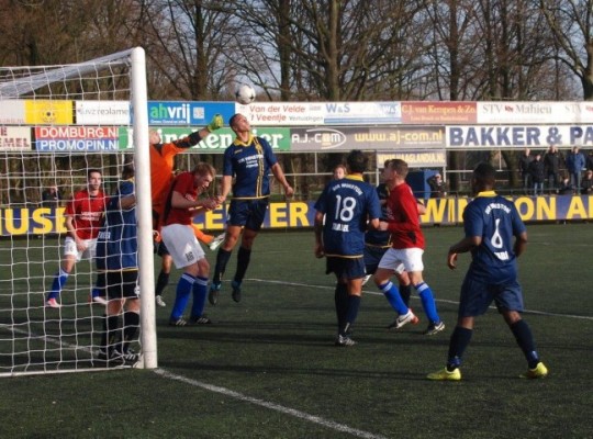 Weer één van de dreigende corners van FC Rijnvogels waar Van der Breggen het de Haaglandia-keeper knap lastig maakt.