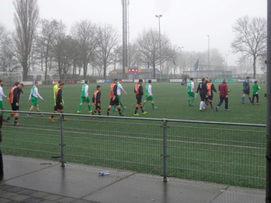 De beide teams kwamen in een mistige Zoeterwoudse omgeving het kunstgrasveld op