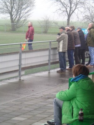 De trouwe aanhang van avv Alphen steunde ook hun grensrechter.