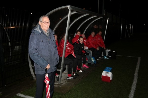 De dug-out van vv Leiden, met links de lang zittende en trouwe voorzitter Ed Immink