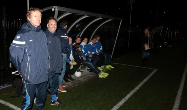 De dug-out van FC Boshuizen, met trainer Steef Roodakkers