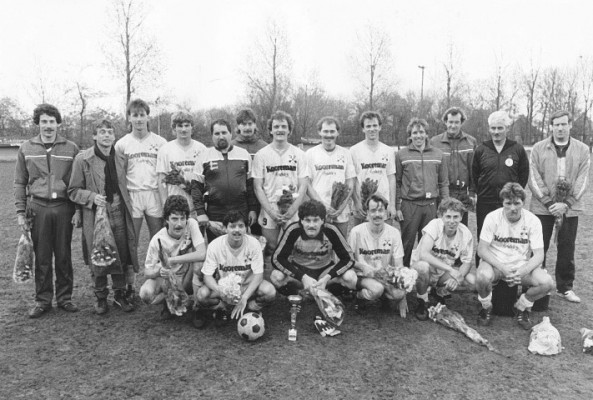 De Sleutels, seizoen 84/85. Trainer Mat Keereweer, staand uiterst rechts.