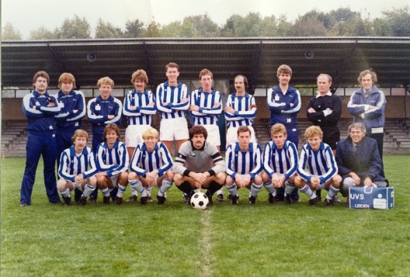 UVS, seizoen 81/82. Staand van links naar rechts: Bob van Putten, Alfons Groenendijk, Edwin Bekkering, Henk Landwaart, Hans Kruit, Aad Neuteboom, Frits van der Heiden, verzorger Jan Pool, Frits van Duyl (grensrechter), Gerard Desar. Gehurkt van links naar rechts: Cock van Weerlee, Hans van Leeuwen, Lisa Vogel, Rob, Nick Oosterlee, Henk Zandbergen, Ron Bekooy, begeleider Wim van Loef.